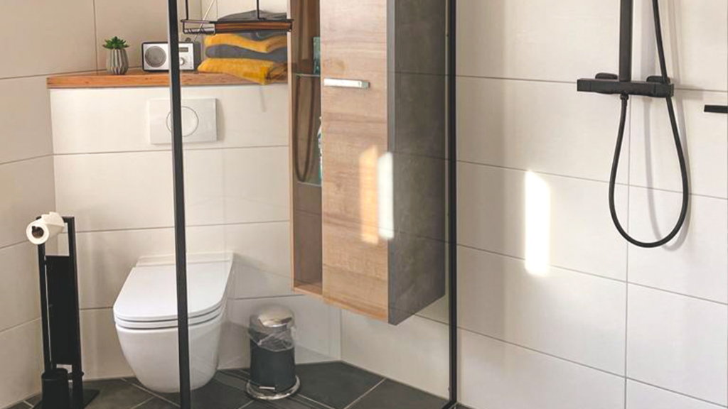 Obere Wohnung großes Badezimmer 2